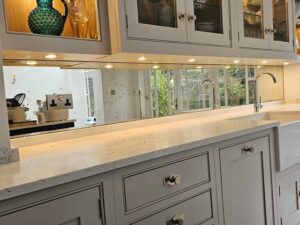 15 Practical & Stunning Small Kitchen Backsplash Ideas That Create a ...