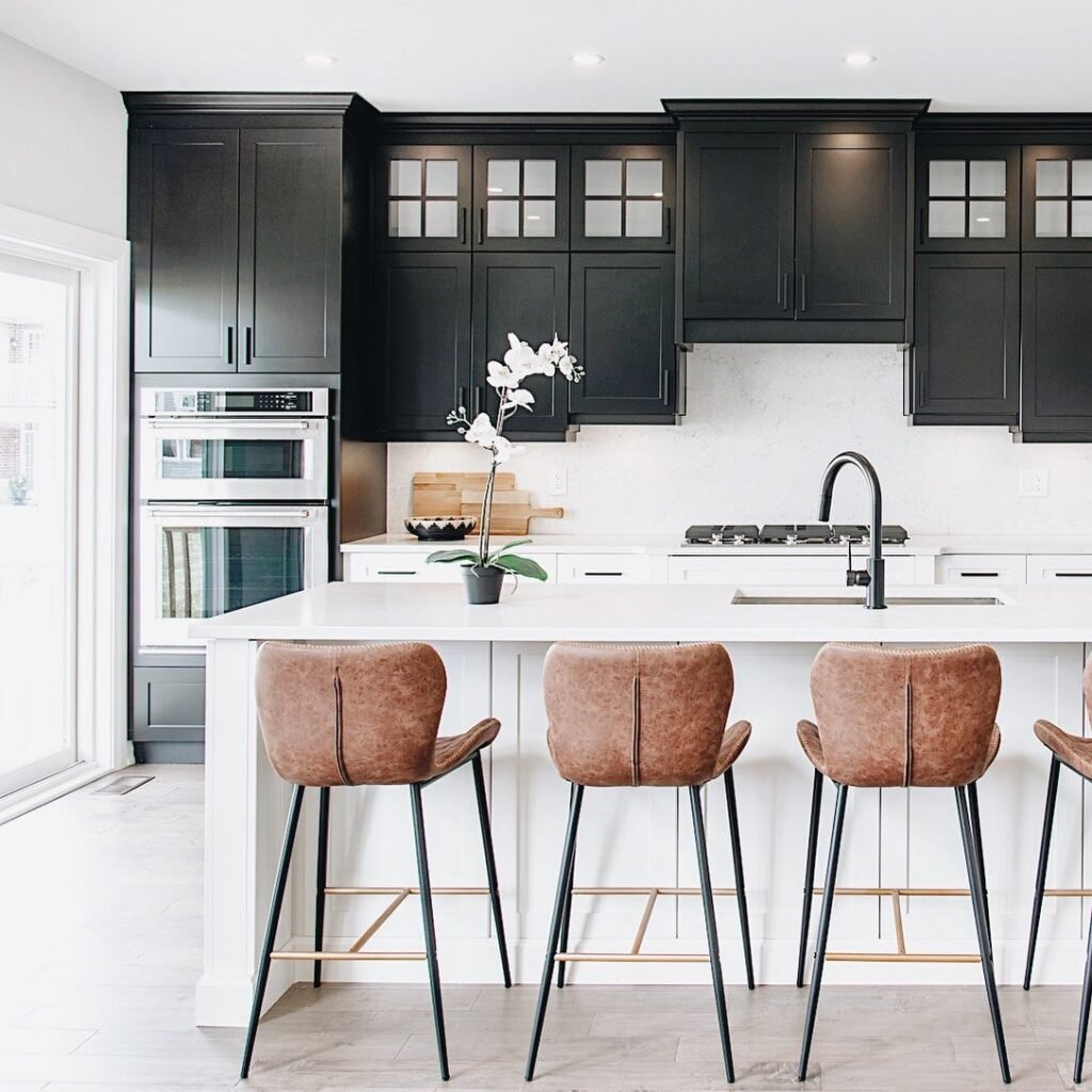 Modern Black and White Kitchen Ideas 9