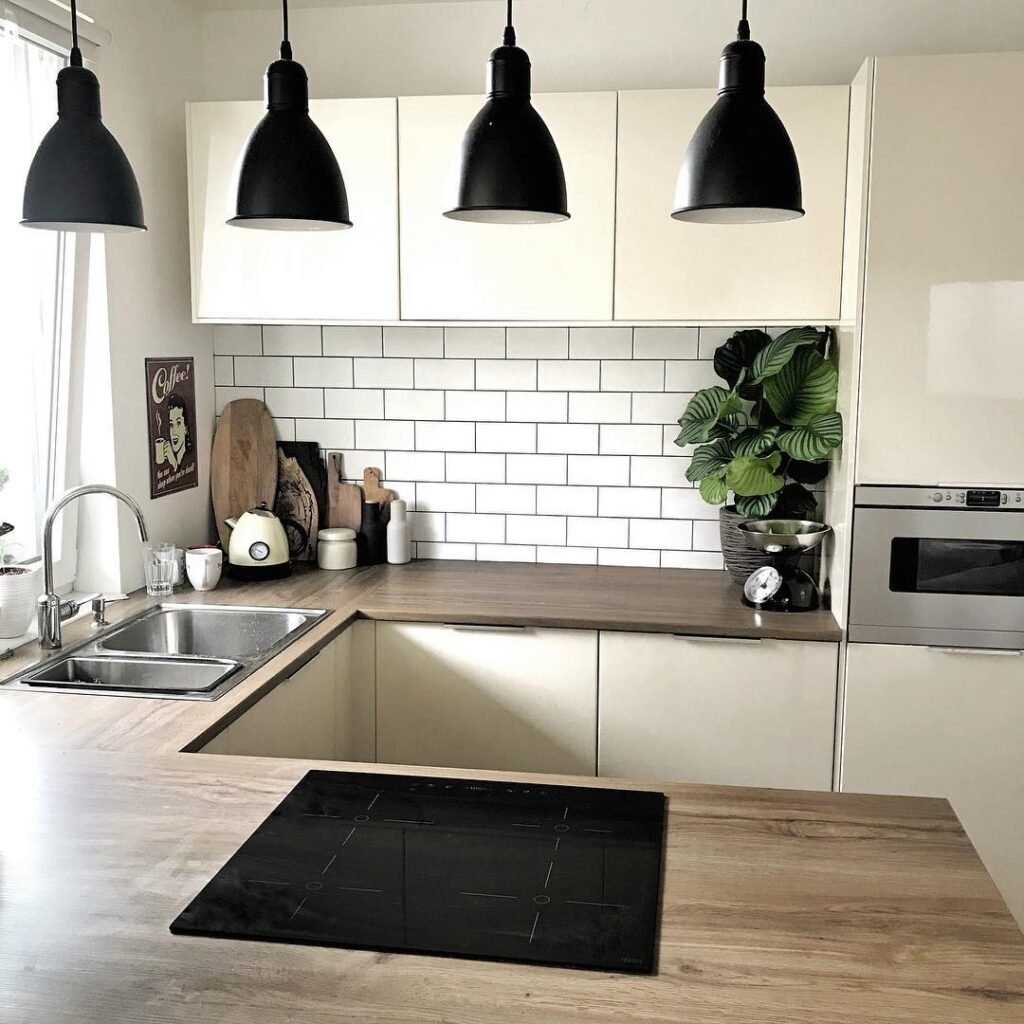 Modern Black and White Kitchen Ideas 10