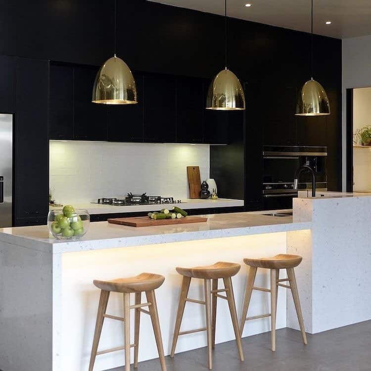 Modern Black and White Kitchen Ideas 12