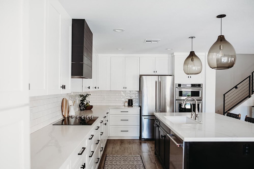 Modern Black and White Kitchen Ideas 2