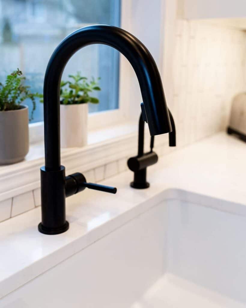 Modern Black and White Kitchen Ideas 5.1