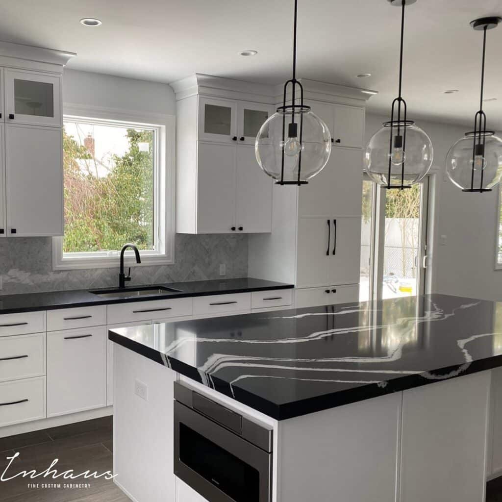 Modern Black and White Kitchen Ideas 6