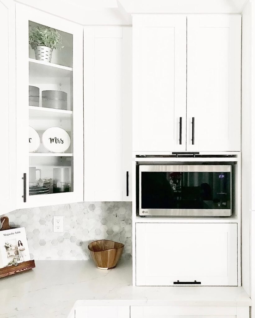 Modern Black and White Kitchen Ideas 7