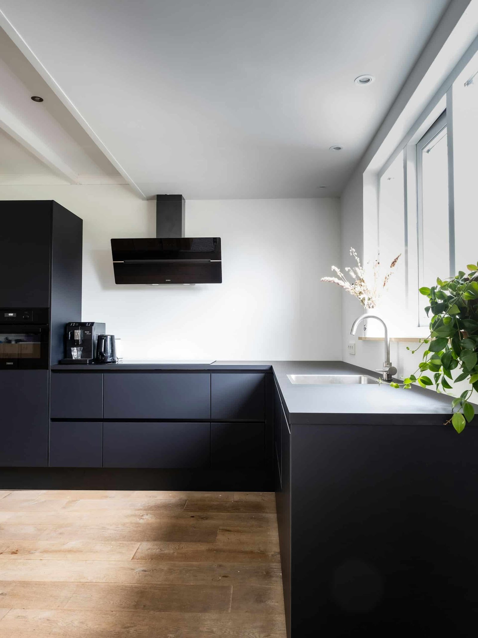 10+ Breathtaking Modern Black and White Kitchen Ideas That Show You Exactly How to Get the Look