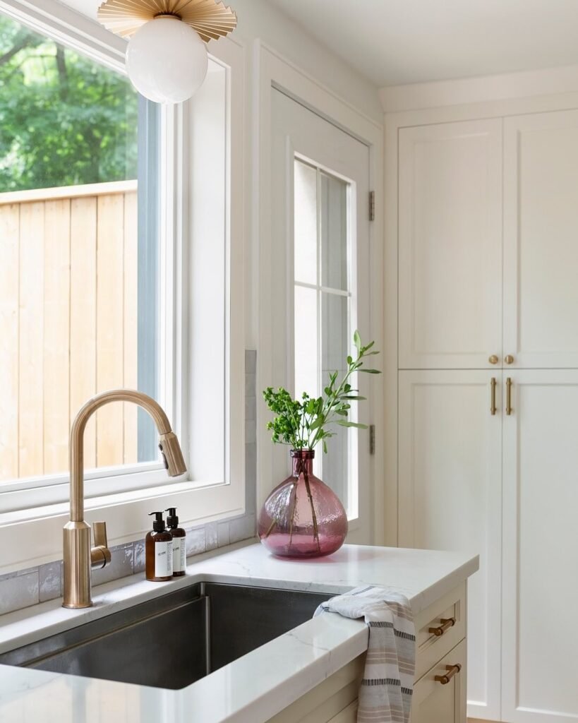 Modern White Kitchen Ideas 11