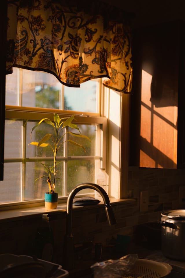 Clever Above-Sink Kitchen Curtain Styles